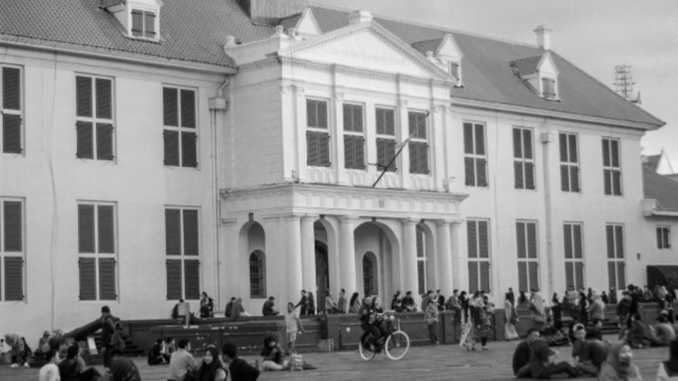 Kota Tua tetap menarik karena paketnya lengkap. Akses mudah, biaya masuk kawasan gratis, spot foto banyak, dan nilai sejarahnya nyata. 